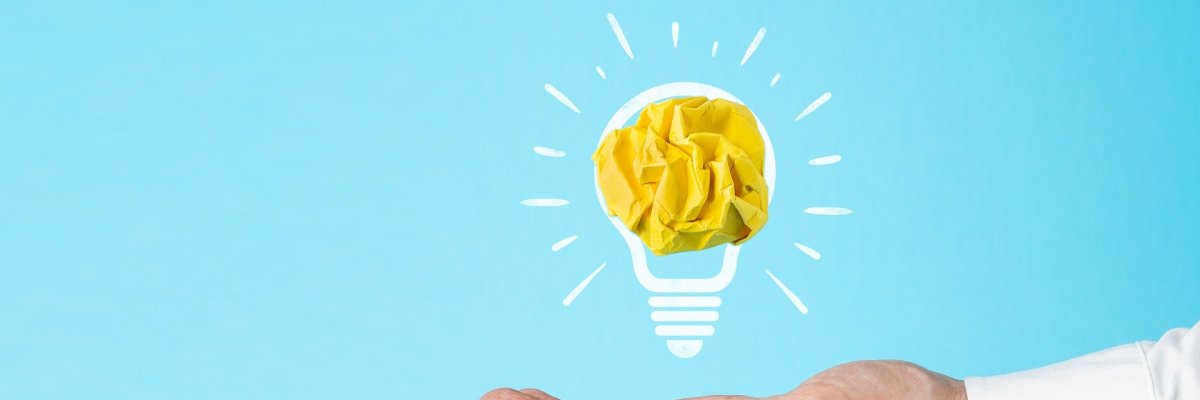 Eine geöffnete Hand, über der eine leuchtende Glühbirne schwebt. 