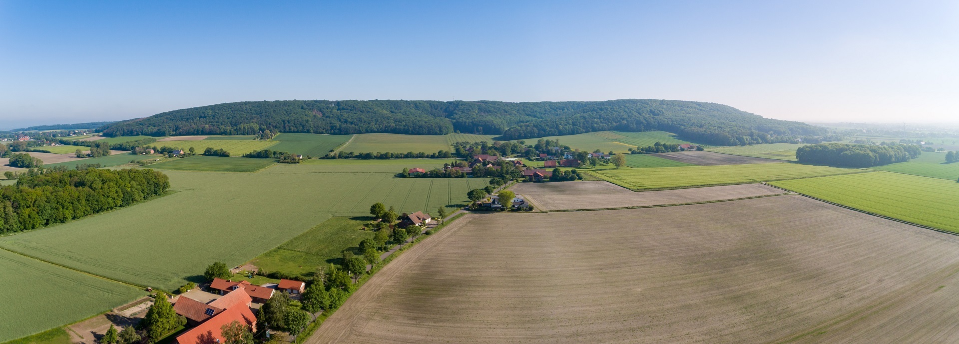 Eine Panoramaaufnahme, die aus der Luft aufgenommen wurde, vom Stemweder Berg. Die Aufnahme wurde im Sommer gemacht, als der Wals kräftig grün erscheint.