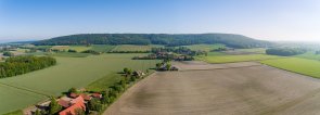 Panorama Stemweder Berg Eine Panoramaaufnahme, die aus der Luft aufgenommen wurde, vom Stemweder Berg. Die Aufnahme wurde im Sommer gemacht, als der Wals kräftig grün erscheint.