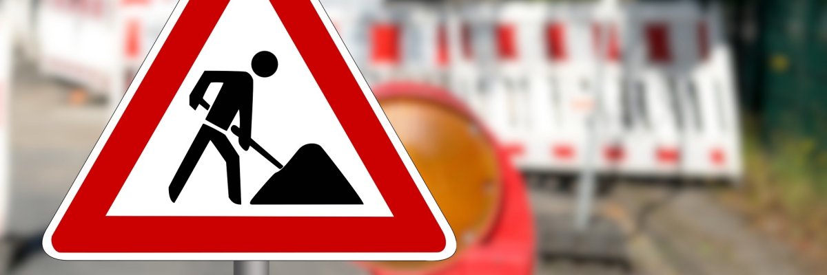 Verkehrsschild und Absperrung an einer Baustelle