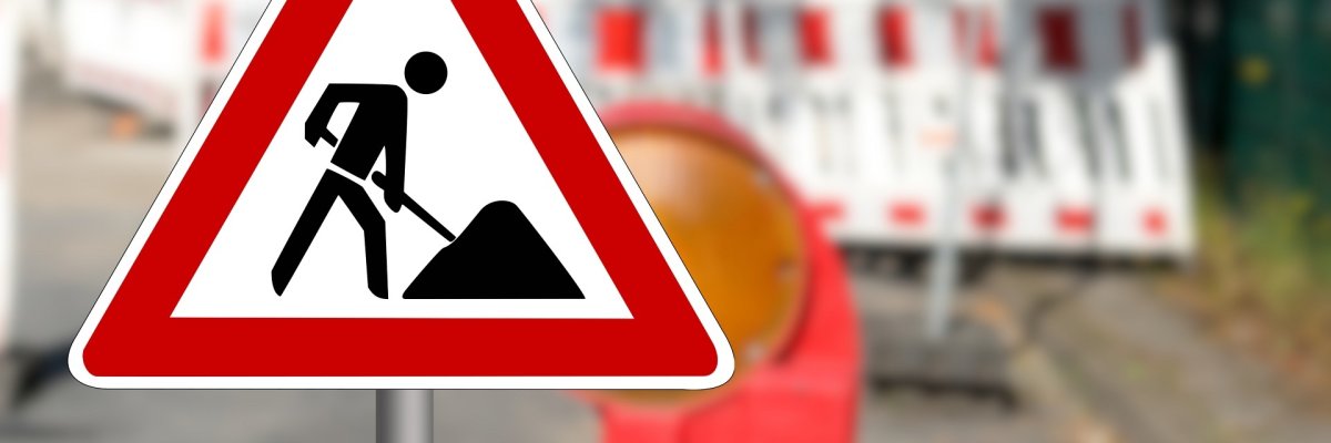 Verkehrsschild und Absperrung an einer Baustelle Verkehrsschild und Absperrung an einer Baustelle