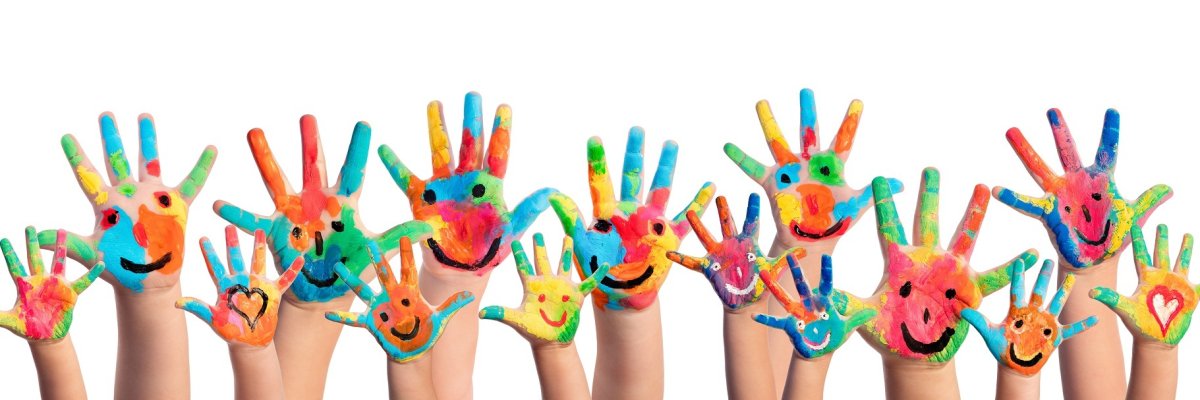bunt bemalte Kinderhände 