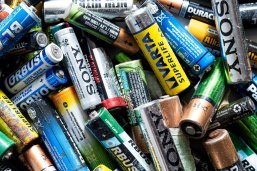 Close up shot of Stack of various batteries Eine Nahaufnahme eines Batteriebehälters, in dem etliche Batterien liegen.