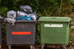 Schwarze und grüne Mülltonnen Schwarze und grüne Mülltonnen