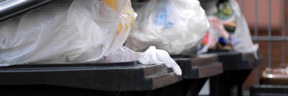 Vollgestopfte Mülltonnen an Mehrfamilienhaus durch mehr Müll wegen Corona  - Stockfoto Vollgestopfte Mülltonnen an Mehrfamilienhaus durch mehr Müll wegen Corona  - Stockfoto