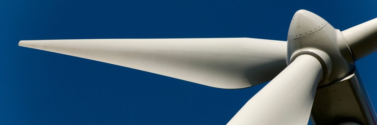 Nahaufnahme eines Windrades.