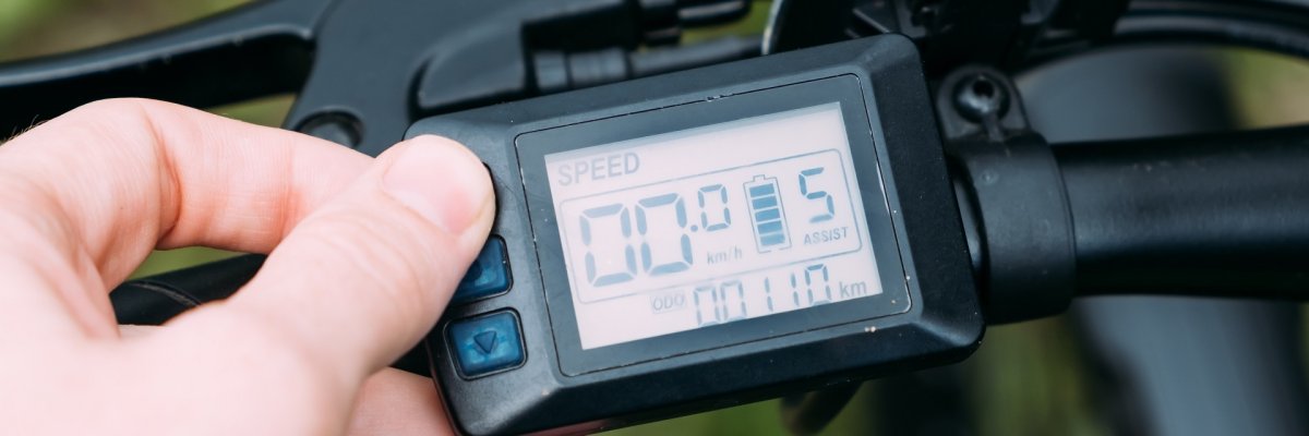 Bicycle steering wheel and gear shifting. E-bike.