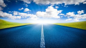 Straße mit Wolkenhimmel und Sonnenstrahlen Straße mit Wolkenhimmel und Sonnenstrahlen