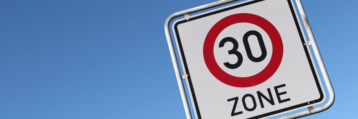 Deutsches Verkehrszeichen: Beginn einer Tempo 30-Zone Deutsches Verkehrszeichen: Beginn einer Tempo 30-Zone