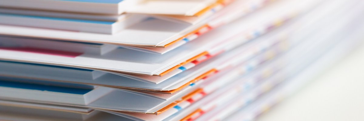 Stapel_Dokumente Eine Nahaufnahme gestapelter Dokumente.