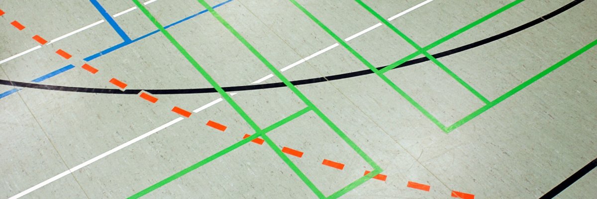 turnhalle mit spielfeldmarkierungen turnhalle mit spielfeldmarkierungen