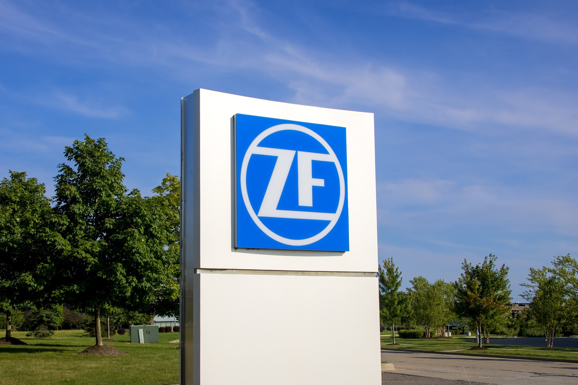 Ein Firmenschild von ZF Friedrichshafen.