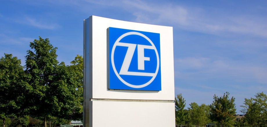 Ein Firmenschild von ZF Friedrichshafen.