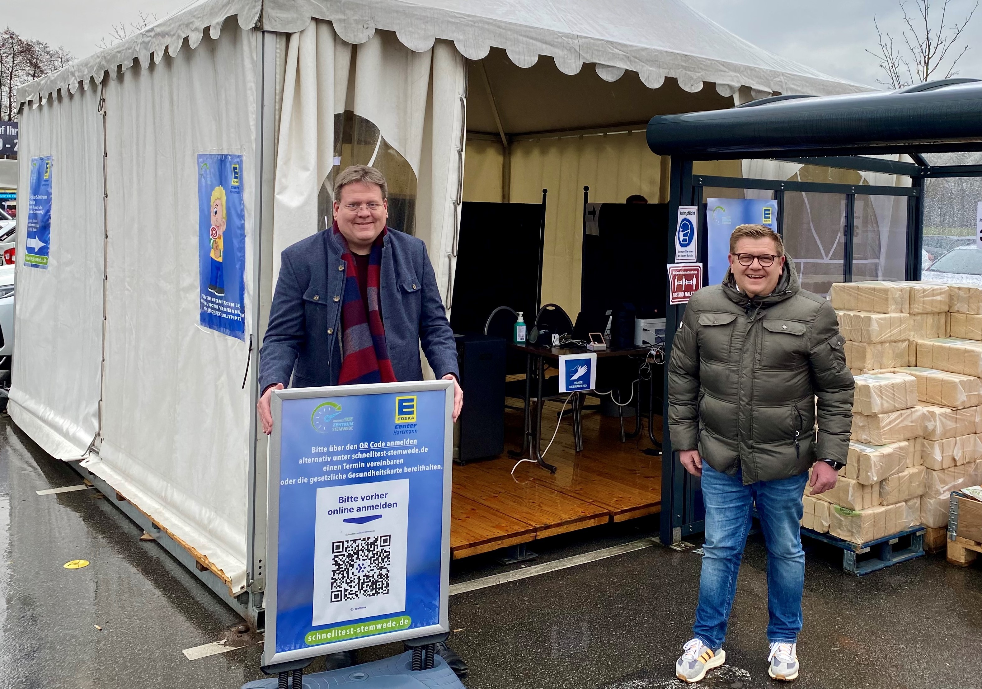 Bürgermeister Kai Abruszat (links) mit E-Center-Inhaber Stefan Hartmann vor dem Testzelt. 