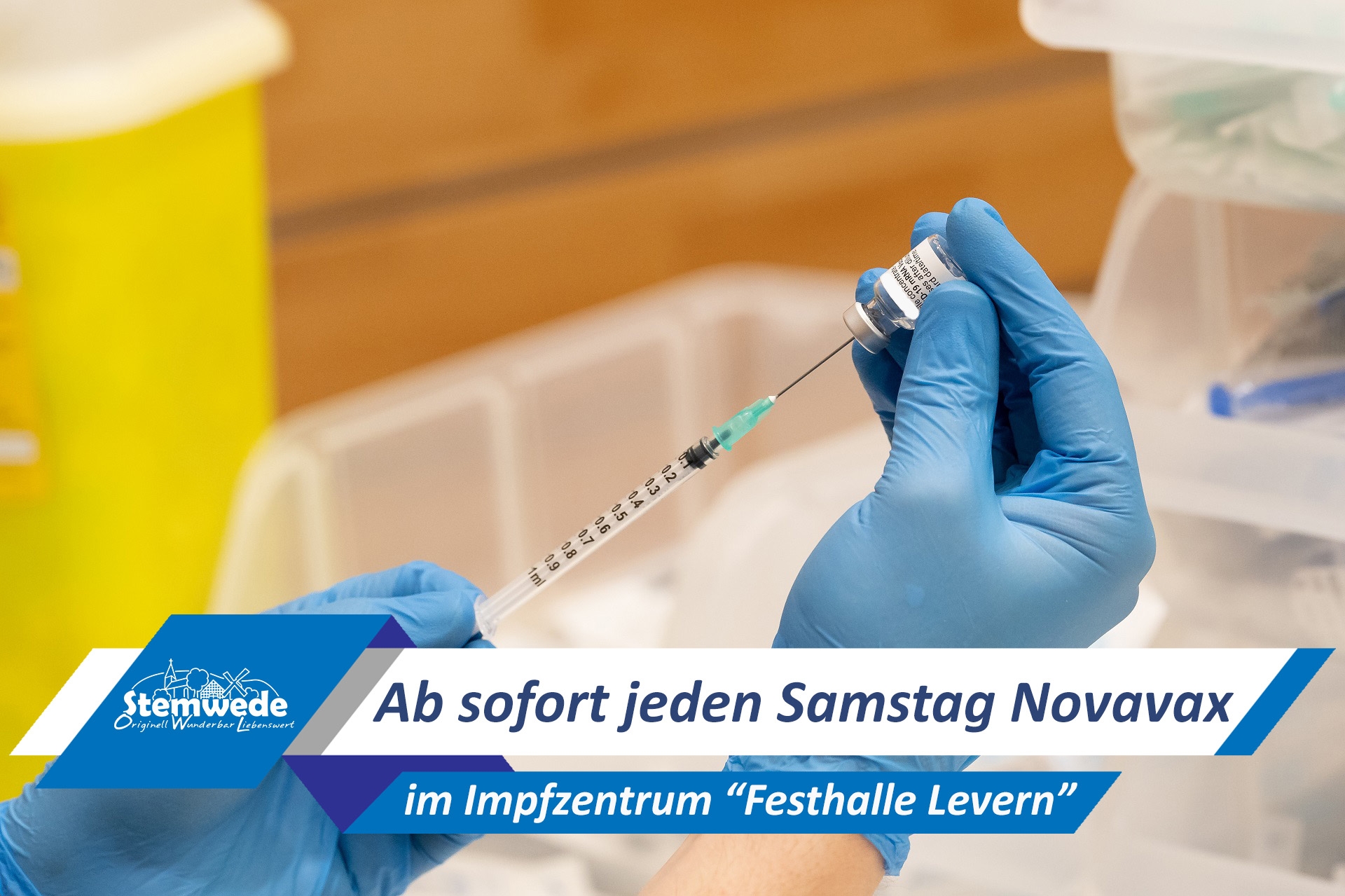 Eine Spritze, die gerade an einer Impfampulle aufgezogen wird.