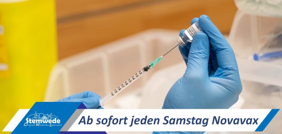 Eine Spritze, die gerade an einer Impfampulle aufgezogen wird.