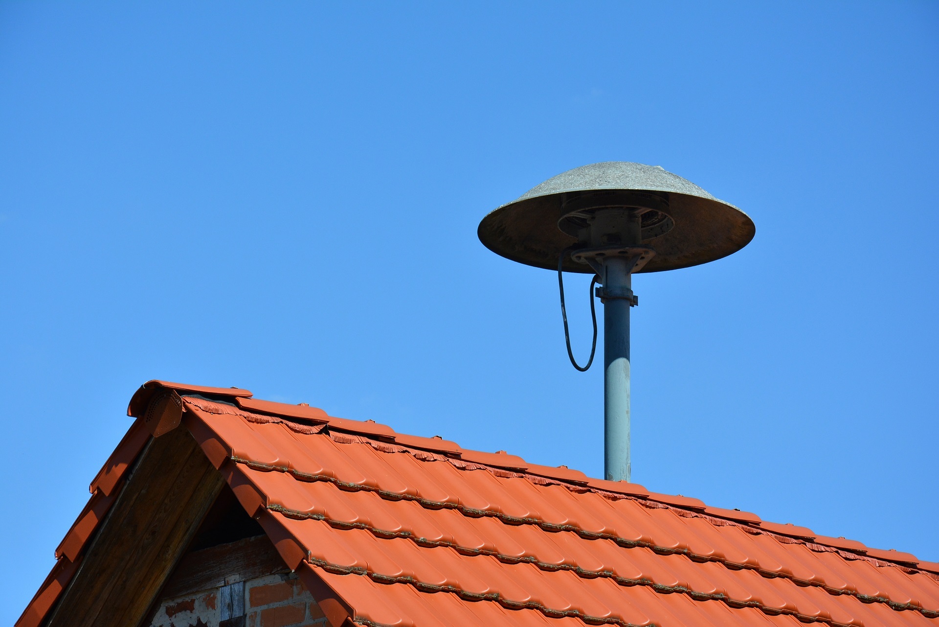 Eine Sirene auf einem Hausdach.