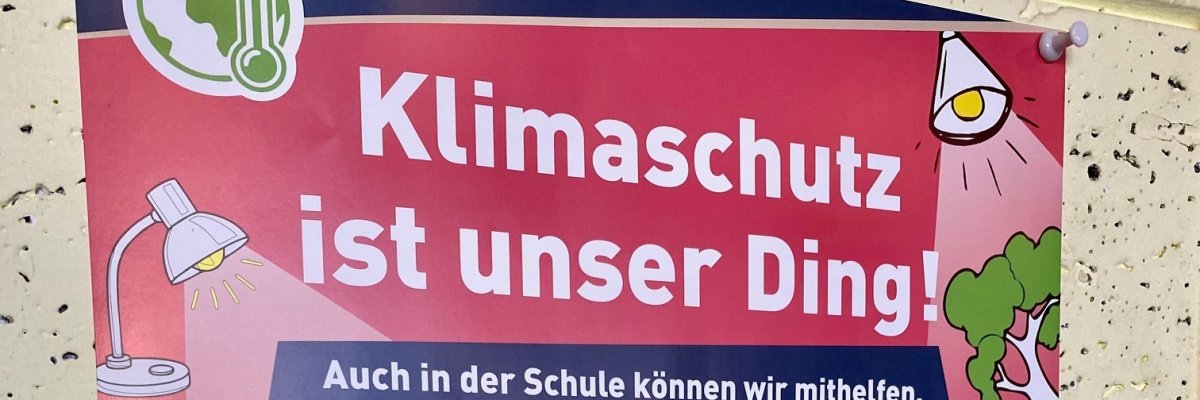 Energiespar-Plakat Ein Plakat mit Energiespar-Tipps, das an einer Tür klebt.