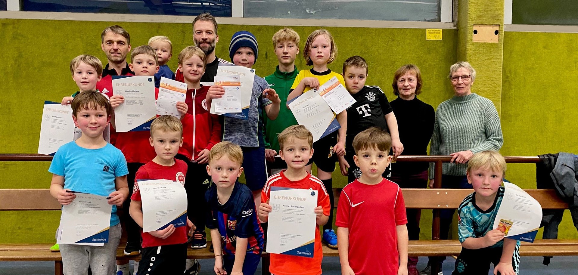 Gruppenfoto: die Kinder einer Fußballmannschaft präsentieren stolz ihre Urkunden. 
