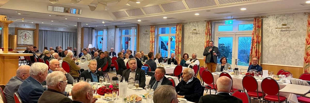 Eine Veranstaltung in einem Festsaal.