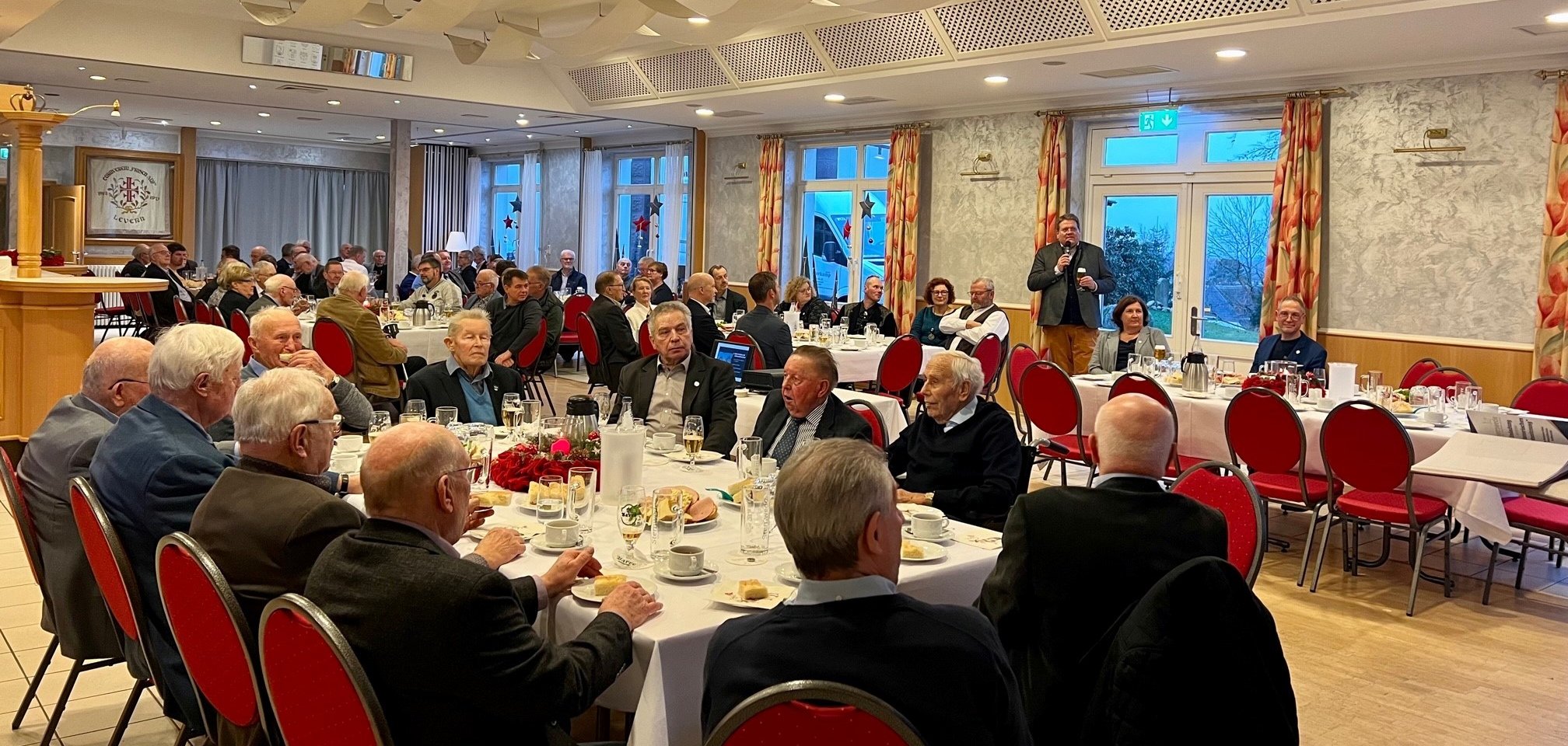 Eine Veranstaltung in einem Festsaal.