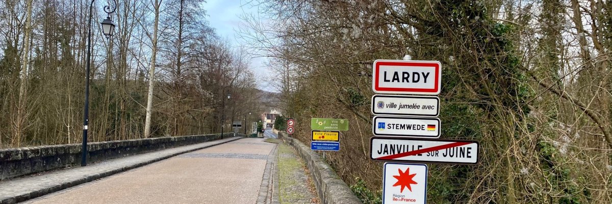 Eine Straße mit Straßenschildern am Straßenrand. 