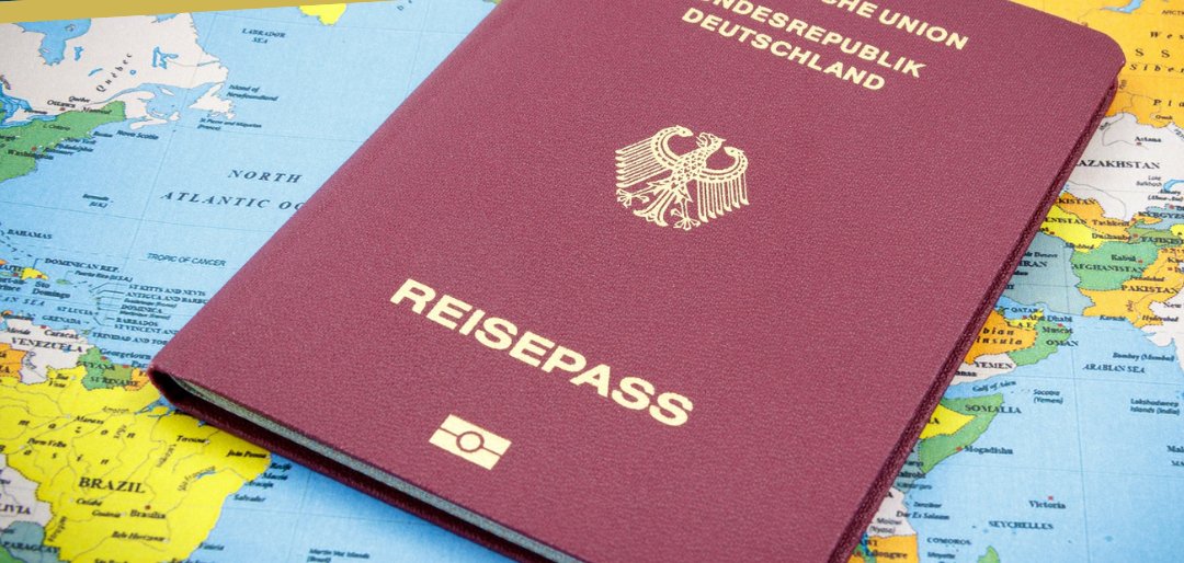 Ein Reisepass, der auf einer Weltkarte liegt und der textliche Hinweis, rechtzeitig die Reisedokumente zu prüfen.