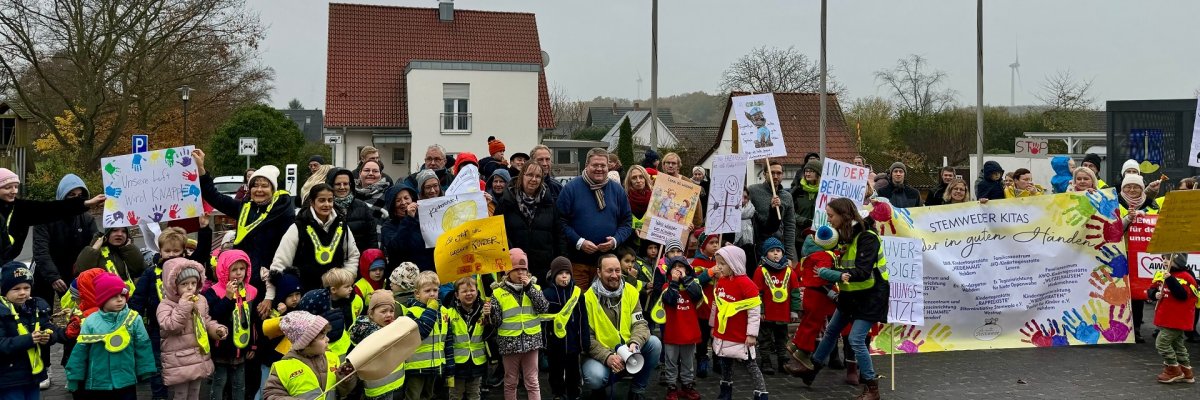 Eine große Gruppe aus demonstrierenden Erwachsenen und Kindern.