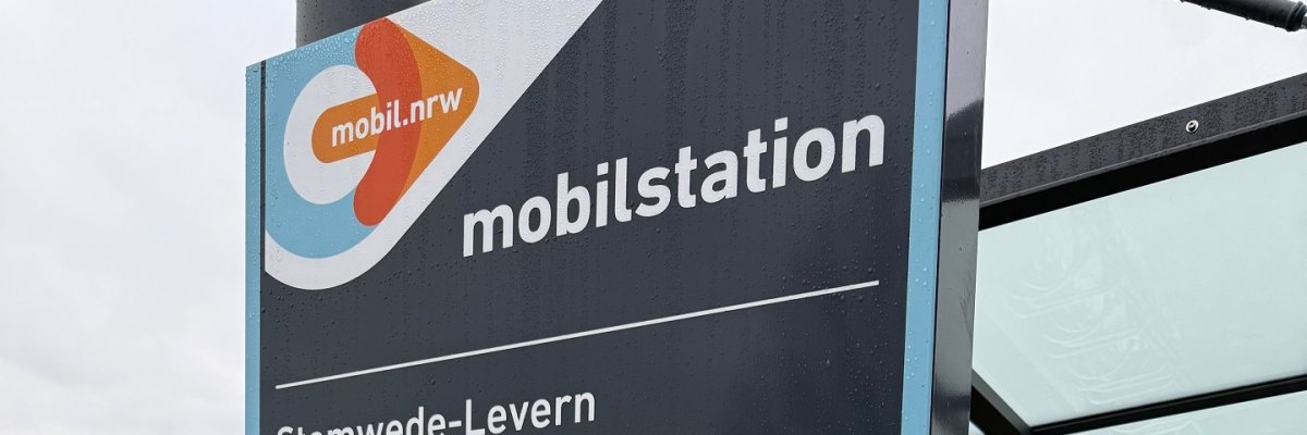 Ein Hinweisschild, auf dem die verschiedenen Elemente der Mobilstation erklärt werden. Außerdem ist auf dem Schild eine Karte des Areals abgebildet.