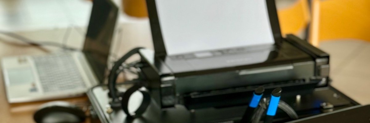 Bürgerkoffer Ein aufgeklappter Koffer, in dem eine Reihe technischer Gerätschaften stehen - u.a. ein Scanner und ein Drucker.