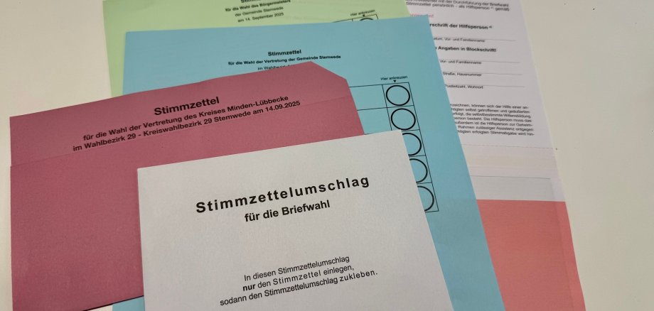 Die verschiedenfarbigen Unterlagen zur Briefwahl.