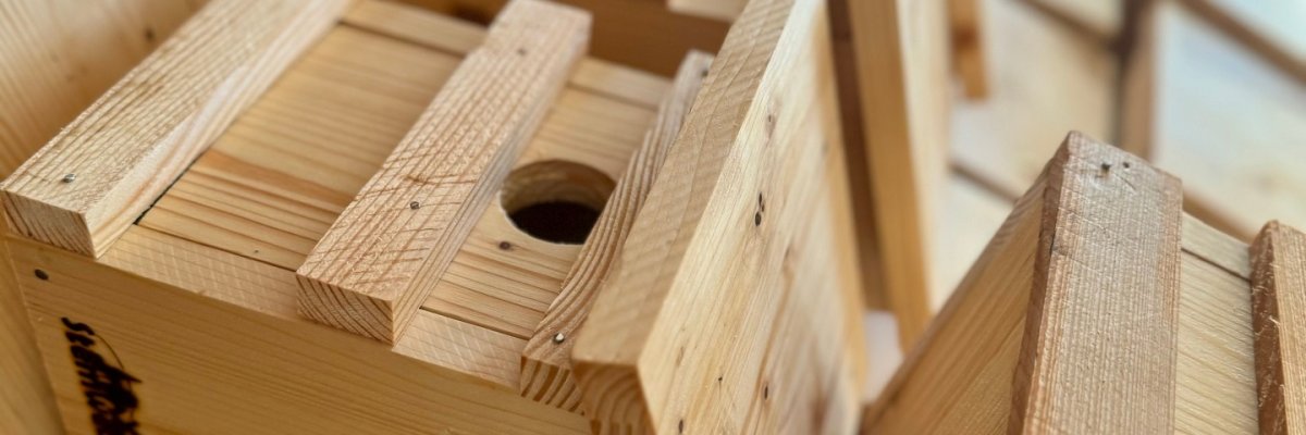 Eine Nahaufnahme von hölzernen Vogelhäuschen.