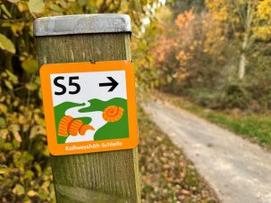 Wanderweg S5 Ein Hinweisschild, das mit der INschrift S5 auf einen Wanderweg hinweist.