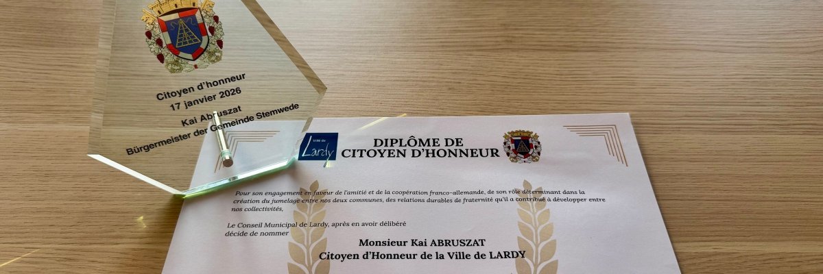 Lardy 2026 Eine Urkunde und eine gläserne Trophäe mit der Inschrift "Citoyen d´honneur - Kai Abruszat".