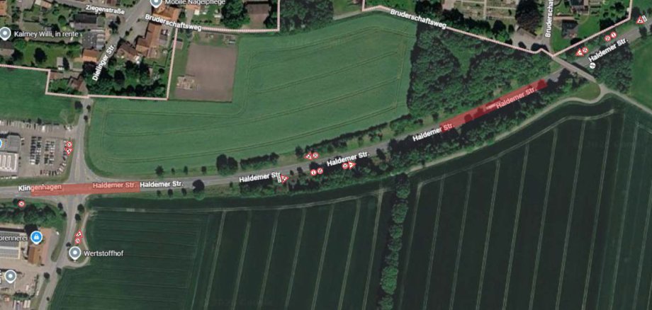 Satellitenkarte eines Abschnitts der Haldemer Straße (L766) in Stemwede-Haldem. Rot markierte Bereiche kennzeichnen die Abschnitte, in denen Fahrbahnschäden saniert werden. Betroffen sind der Kreuzungsbereich Haldemer Straße/Dielinger Straße (K75) sowie ein weiterer Abschnitt vor der Überführung am Bruderschaftsweg. Mehrere Verkehrszeichen weisen entlang der Strecke auf die Baustelle, Fahrbahneinengungen und eine Geschwindigkeitsbegrenzung hin. Die Umgebung besteht überwiegend aus landwirtschaftlichen Flächen, Wald und vereinzelter Bebauung.