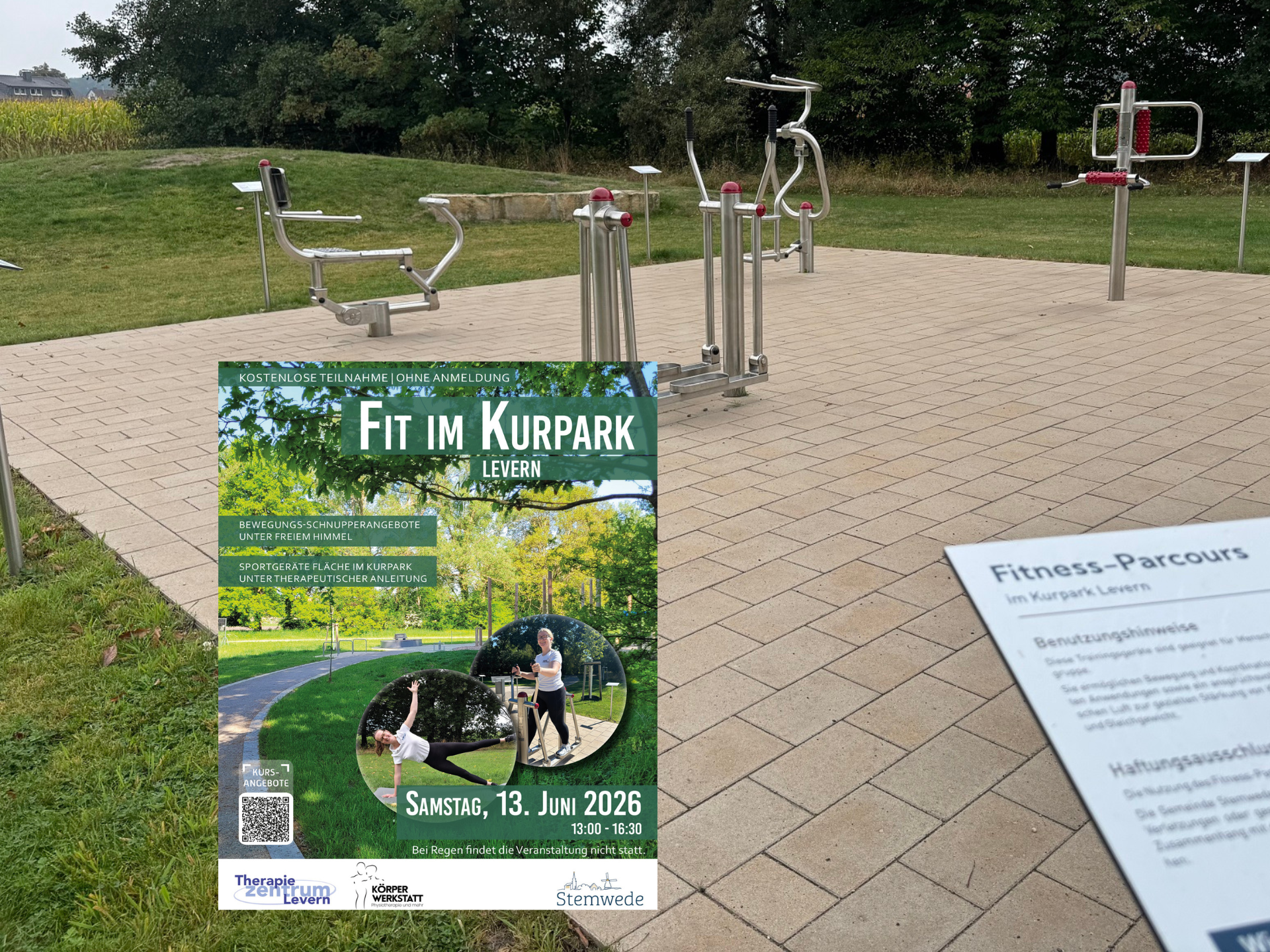 Outdoor-Fitnessgeräte im Kurpark Levern auf einer gepflasterten Fläche im Grünen. Im Vordergrund ist ein Plakat zur kostenlosen Veranstaltung „Fit im Kurpark Levern“ am 13. Juni 2026 zu sehen. Rechts befindet sich eine Informationstafel zum Fitness-Parcours.