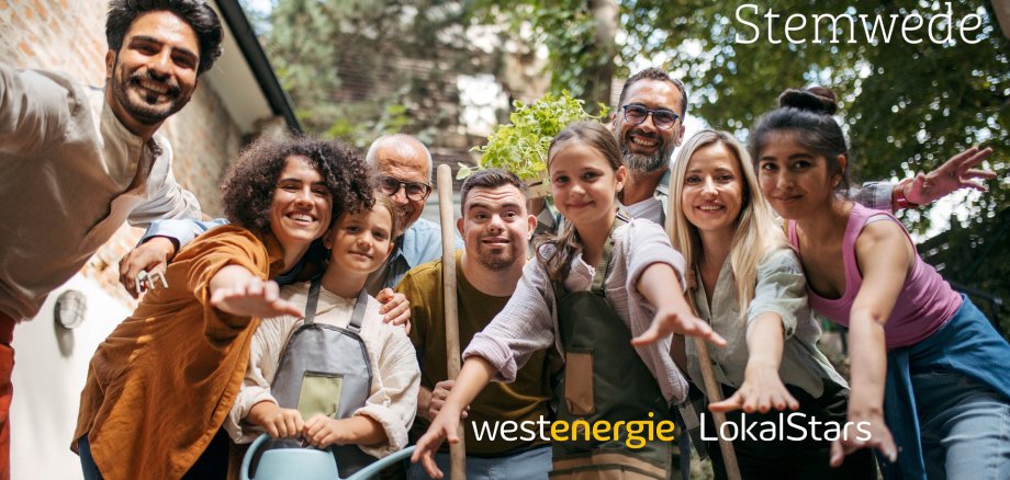 LokalStars 2026 Eine Gruppe aus Erwachsenen, Kindern und älteren Menschen steht gemeinsam in einem Garten im Freien und lächelt in die Kamera. Einige tragen Gartenwerkzeuge oder eine Gießkanne. Die Gruppe beugt sich nach vorne und streckt die Hände aus, als würde sie gemeinsam an einer Aktion teilnehmen. Im Hintergrund sind Bäume und ein Gebäude zu sehen. Unten im Bild befindet sich das Logo „Westenergie LokalStars“.