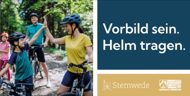 Helm Auf-Banner Ein Infobanner, mit einem Foto einer radfahrenden Familie, die alle einen Fahrradhelm tragen und dem Text: Vorbild sein. Helm tragen.