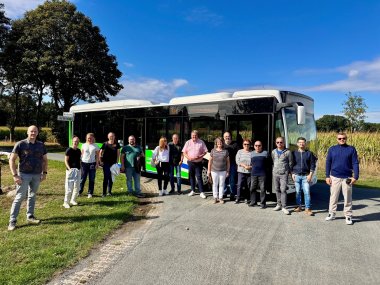 Neubürgertour 2026 Eine Gruppe von Neubürgerinnen und Neubürgern steht zusammen mit Bürgermeister Kai Abruszat vor einem Bus bei einer Panoramafahrt durch Stemwede. Im Hintergrund sind Felder, Bäume und ein blauer Himmel zu sehen.
