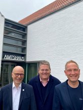 Verwaltungsvorstand 2024 Die drei männlichen Mitglieder des Verwaltungsvorstandes vor der Eingangstür des neuen Amtshauses.