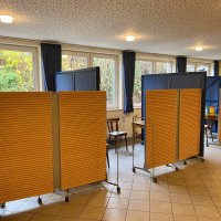Mehrere Kabinen, in denen geimpft werden kann.