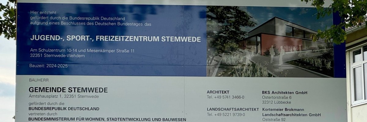 Baustellenschild JSF-Zentrum Ein großes Baustellenschild, auf dem zahlreiche Infos zu dem Projekt "Jugend-, Sport- und Freizeitzentrum" in Wehdem stehen, wie etwa die beteiligten Baufirmen.