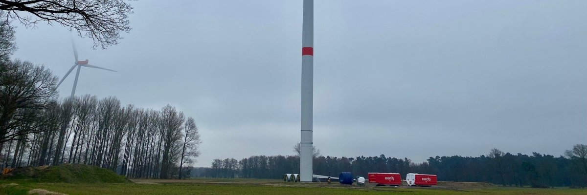 Ein Windrad bei diesigen Wetter.