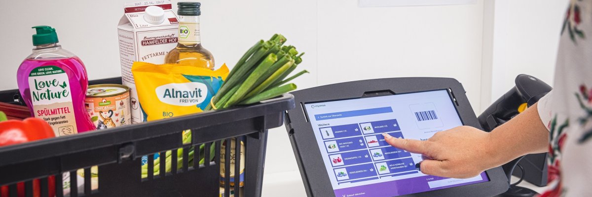 Ein gefüllter Einkaufskorb an einer Supermarktkasse. 