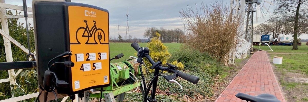 Ein E-Bike an einer orange-farbenen Ladestation.