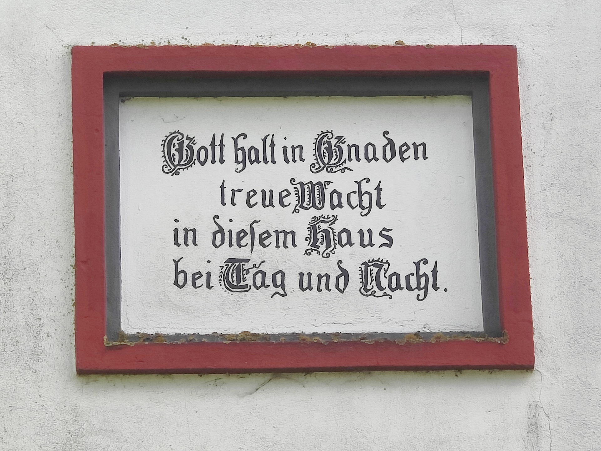ZWAR Ein Schild mit dem Spruch "Gott halt in Gnaden treue Wacht in diesem Haus bei Tag und Nacht."